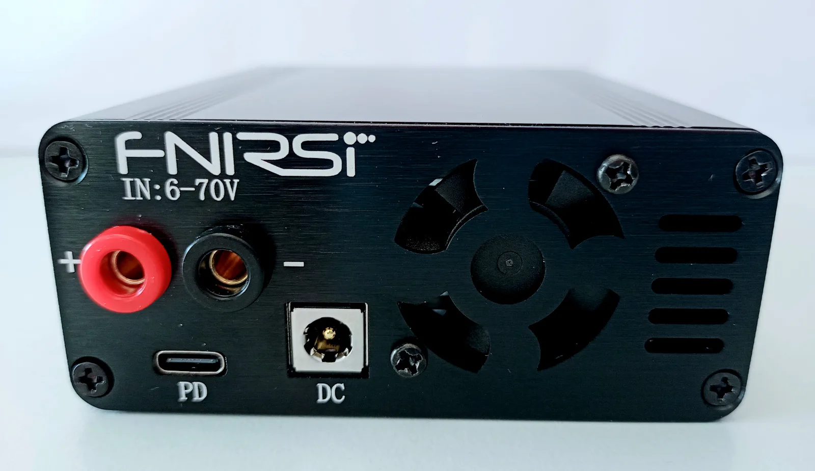 Zadní panel regulovatelného zdroje FNIRSI DC-6006L s USB-PD a DC vstupy