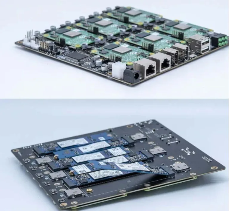 Deska clusteru s několika Raspberry Pi Compute Module a její spodní strana