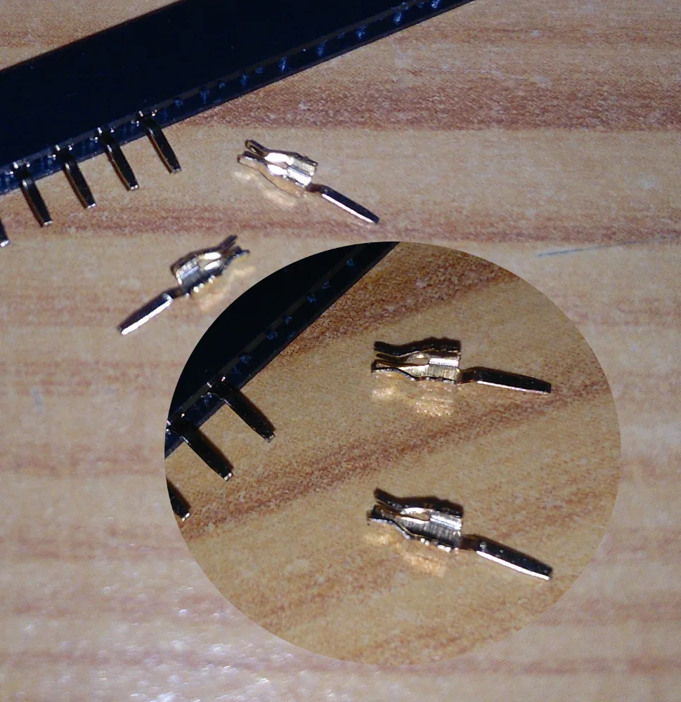 Vnitřky dutinkové lišty upravené jako konektory pro header s roztečí 2 mm