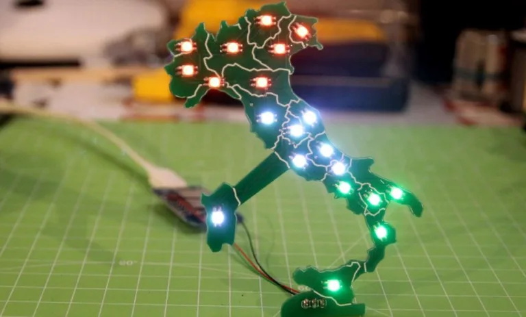Obrysová mapa sestavená z rozsvícených RGB LED na zelené podložce
