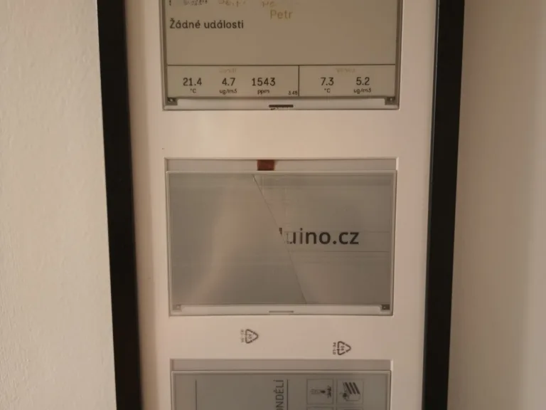 Mám 7.5″ ePaper a nevím do čeho jej dát tak, aby to vypadalo pěkně. Čtyři řešení.