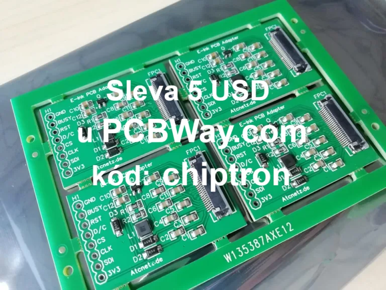 Zelené desky plošných spojů s konektory a nápisem o slevovém kupónu PCBWay