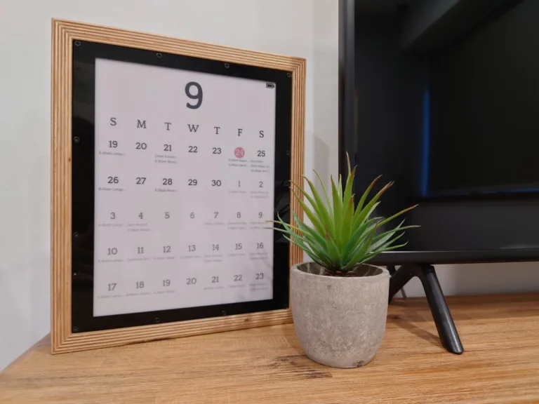 Tříbarevný ePaper displej s kalendářem na stole vedle monitoru