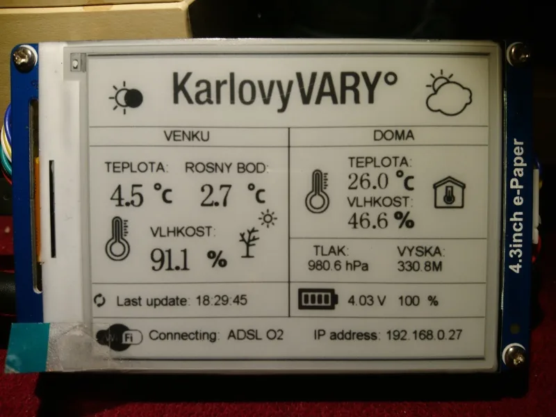 Displej ePaper meteostanice zobrazuje teplotu, vlhkost, tlak a stav připojení