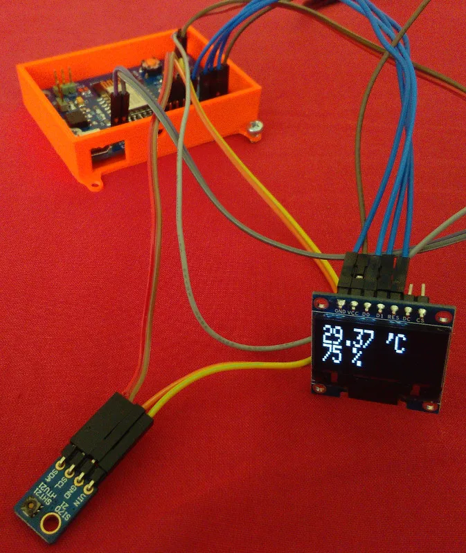 ESP8266 meteostanice se senzorem Si7021 a OLED displejem v oranžovém pouzdře