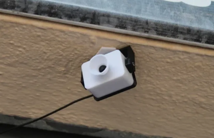 ESP32-CAM v bílé 3D tištěné krabičce připojená kabelem