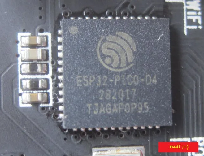 Detail čipu ESP32-PICO-D4 na miniaturním modulu s okolními součástkami