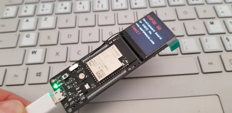 Vývojová deska ESP32-S2 připojená k USB kabelu na klávesnici