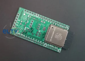 Modul ESP32 s mikrokontrolérem na zelené vývojové desce