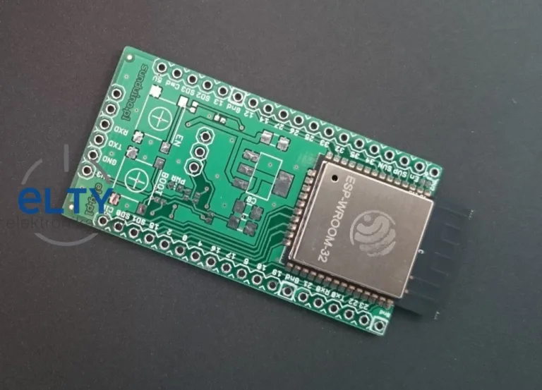 Modul ESP32 s mikrokontrolérem na zelené vývojové desce