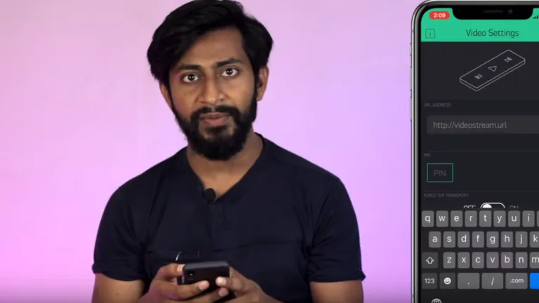 Muž drží telefon s otevřeným nastavením streamování videa v aplikaci Blynk
