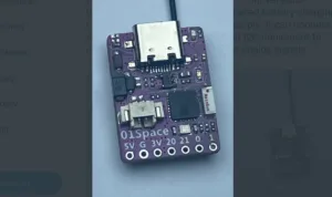 Fialová vývojová deska s čipem ESP32-C3 a modulem LoRa