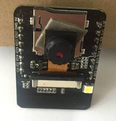 Modul kamery připojený k vývojové desce ESP32 pro QR skener