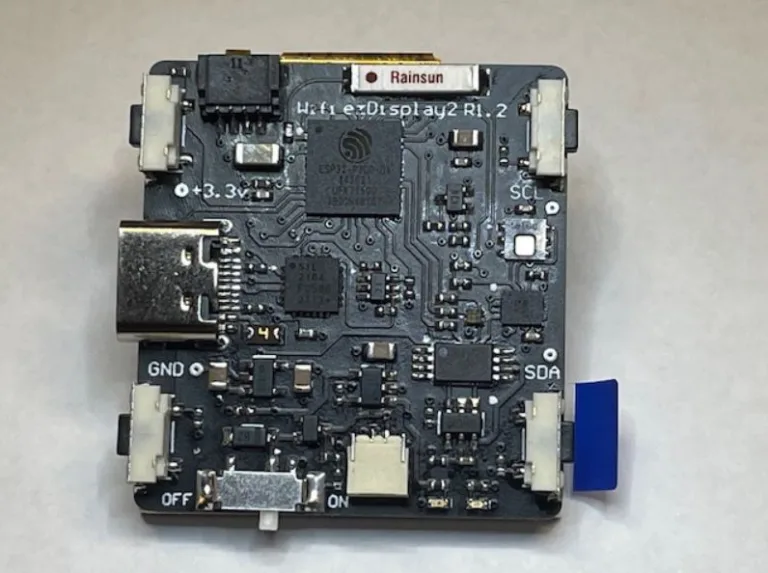 Deska vývojového kitu ESP32_eZ_Display_2 s konektory a drobnými součástkami
