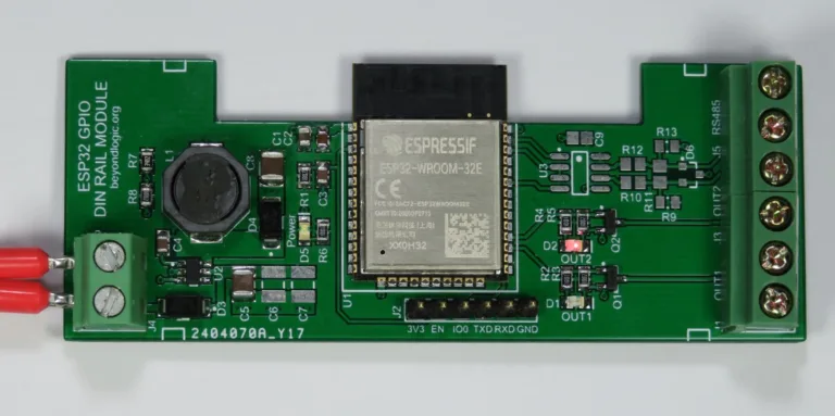 Modul ESP32 na zelené desce plošných spojů s konektory pro DIN lištu