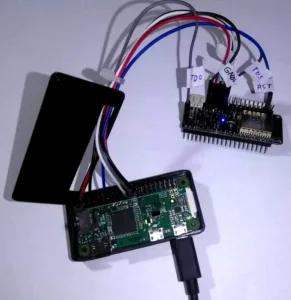 Raspberry Pi propojené s deskou ESP32 a JTAG adaptérem pro ladění