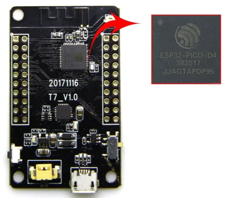 Vývojová deska s modulem ESP32-PICO-D4 a konektory po stranách