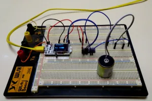 Deska ESP32 a vibrační senzor zapojené na nepájivém poli
