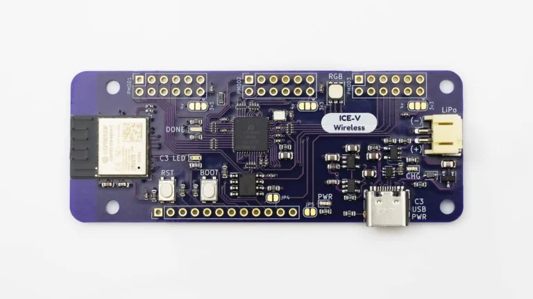 Vývojová deska s ESP32-C3 a FPGA Lattice iCE40, osazená konektory a součástkami