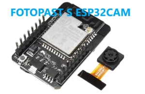 Deska ESP32-CAM s kamerovým modulem a nápisem Fotopast s ESP32CAM