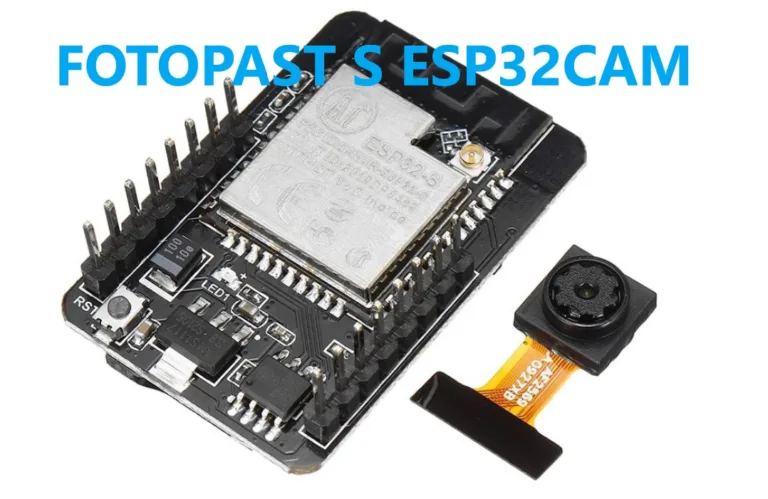 Deska ESP32-CAM s kamerovým modulem a nápisem Fotopast s ESP32CAM