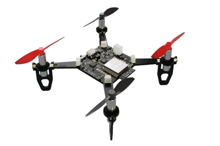 Dron s deskou plošných spojů uprostřed a čtyřmi vrtulemi