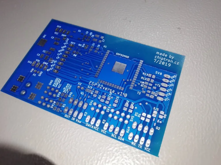 Modrá deska plošných spojů ESP32Versa s ploškami a popisky