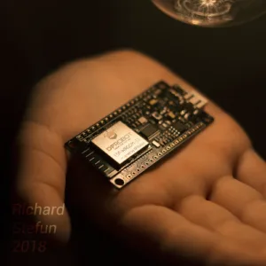 Vývojová deska DFRobot FireBeetle s ESP32 držená v ruce