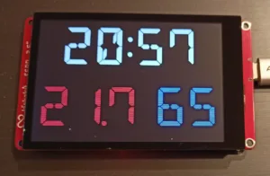 Deska ESP32 s velkým segmentovým displejem zobrazujícím čas a naměřené hodnoty
