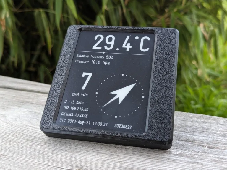ESPink se 4,2palcovým ePaper displejem zobrazuje údaje meteostanice a směr antény