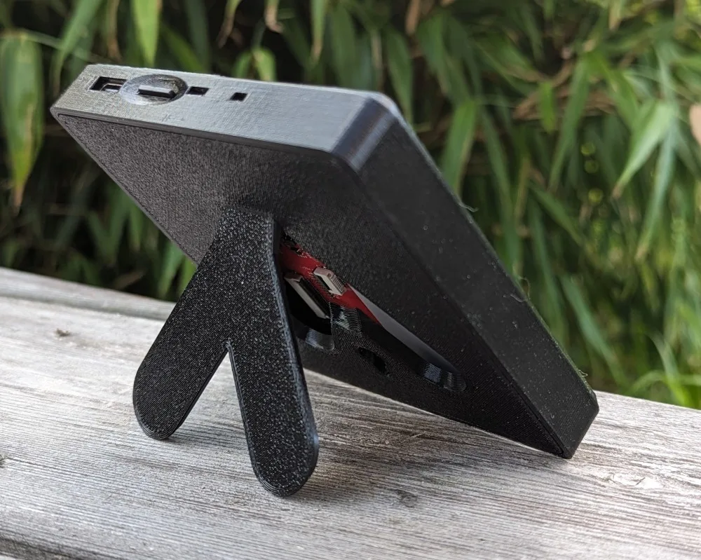 3D tištěná krabička s výklopným stojánkem pro desku ESPink-42