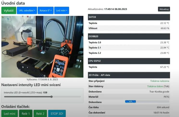 Webové rozhraní ESPkamery zobrazuje živý náhled 3D tiskárny a stavové údaje