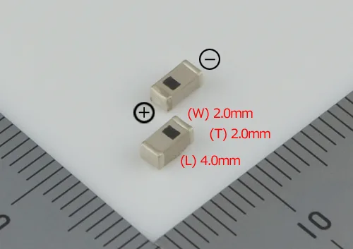 Schéma miniaturní baterie s rozměry 4 × 2 × 2 mm