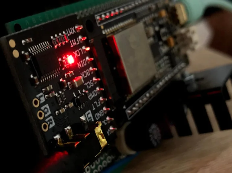 Deska FireBeetle 2 s ESP32, rozsvícenou červenou LED a připojeným modulem