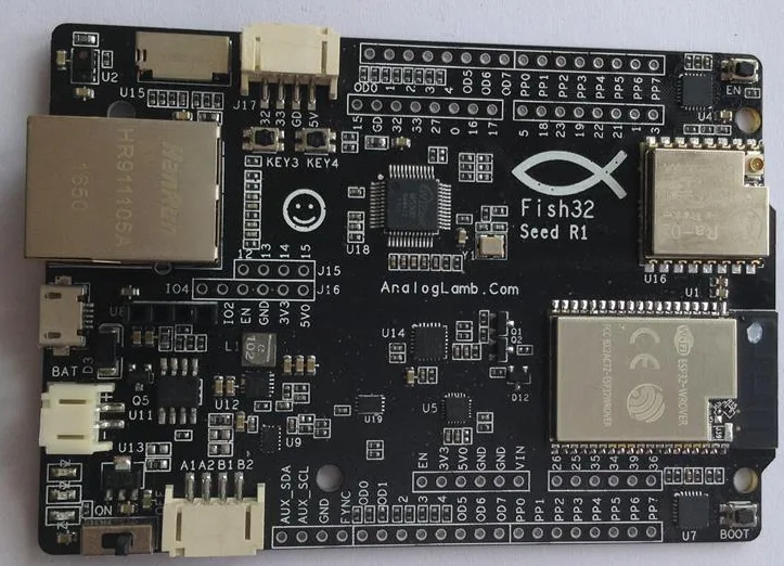 Vývojová deska Fish32 s modulem ESP32, konektory a výukovými popisky