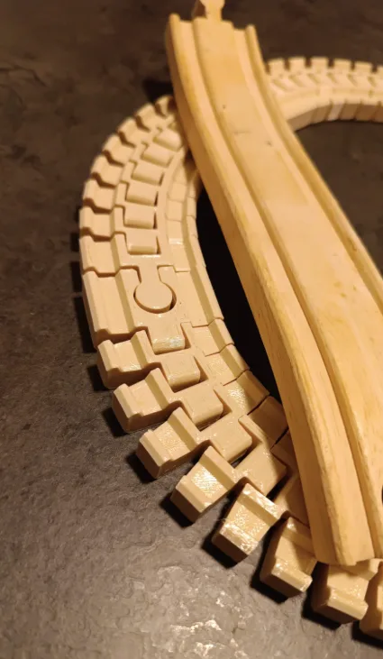 Žluté 3D tištěné flexibilní kolejnice pro dětskou vláčkodráhu