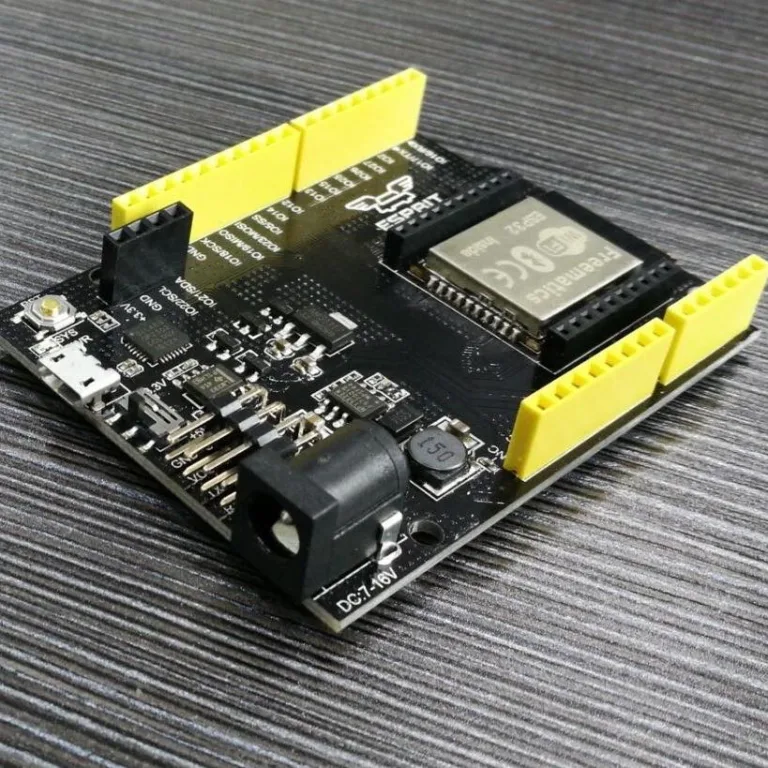 Vývojová deska Freematics ESPRIT s modulem ESP32 a žlutými konektory