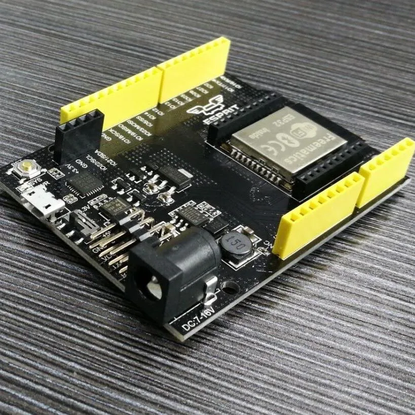 Deska Freematics ESPRIT s modulem ESP32, konektory Arduino Uno a napájecím konektorem