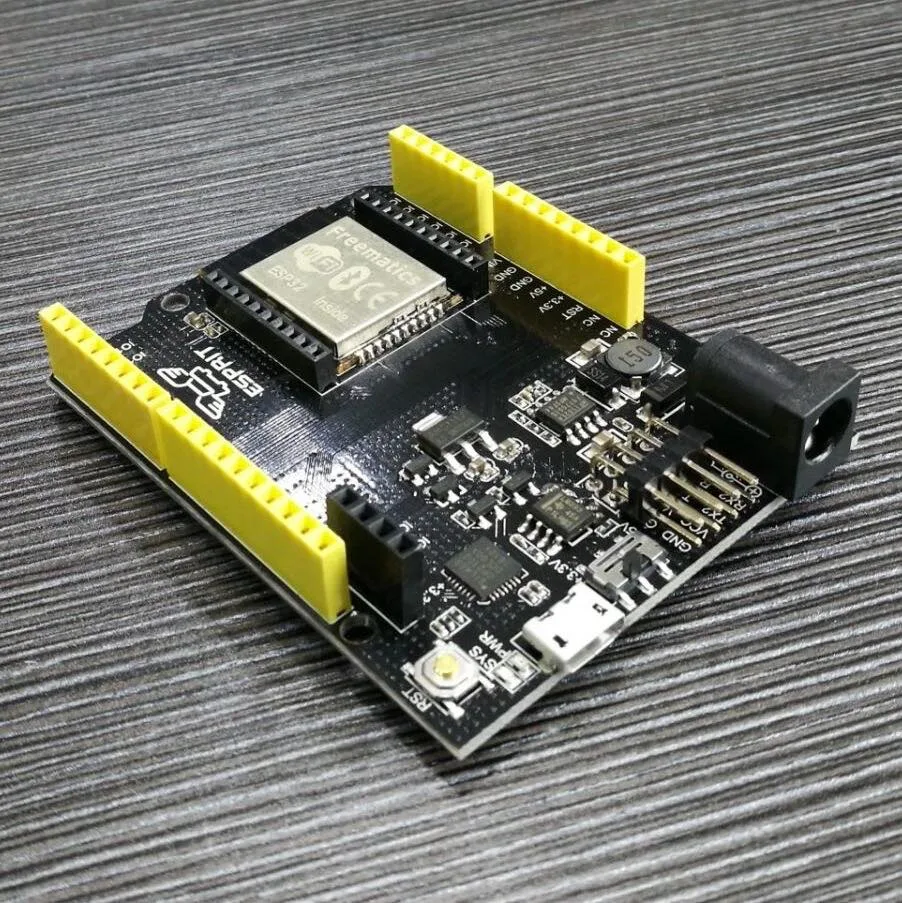 Vývojová deska Freematics ESPRIT s modulem ESP32, žlutými konektory, USB a napájecím jackem