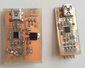 USB-UART převodník s čipem FT230XS, zobrazený z obou stran
