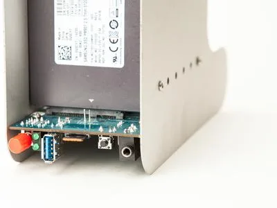 Otevřená skříň GnuBee-PC1 s viditelnou deskou a konektory