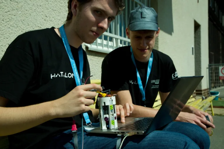 Členové týmu CanSat HATALOM testují elektroniku a satelitní zařízení