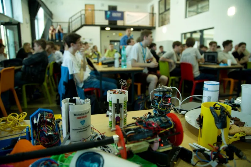 Členové týmu a jejich elektronické prototypy CanSatů na stole