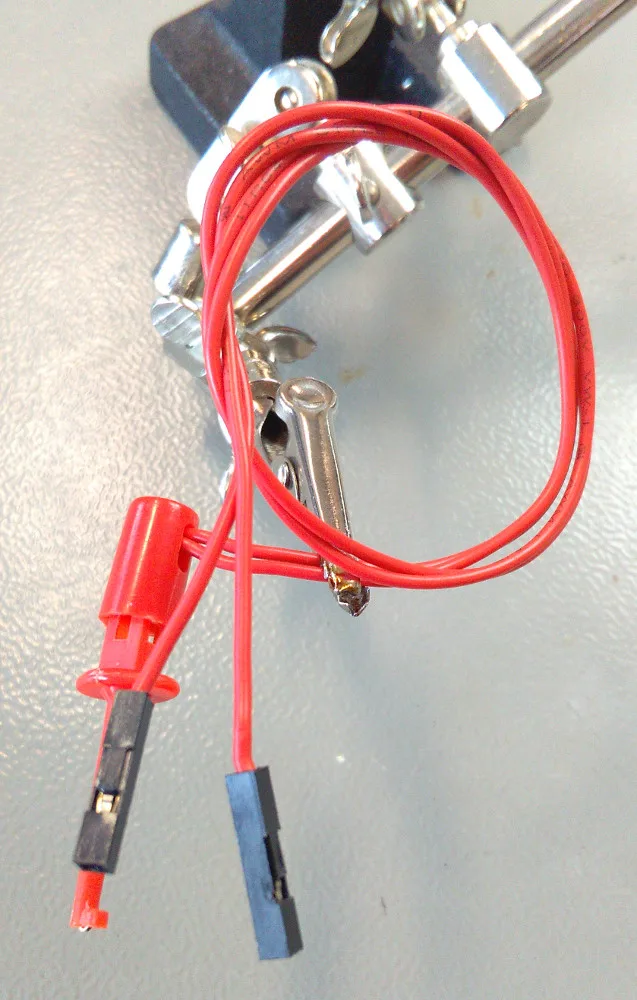 Dvojitý červený kabel s háčkem a dutinkami pro připojení