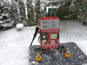 Hacknutý Maker Badge s eInk displejem měří teplotu v mrazáku