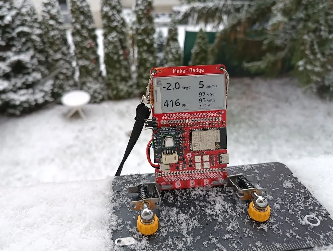Předělaný Maker Faire badge s eInk displejem a senzory na desce
