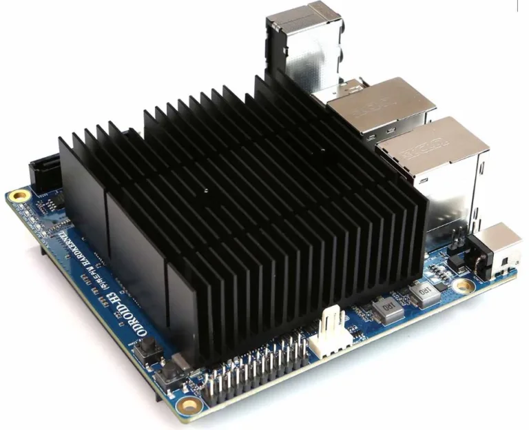 Jednodeskový počítač Odroid H3+ s velkým černým chladičem a konektory