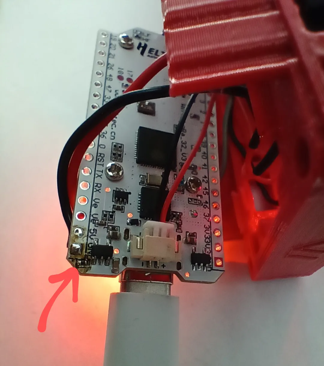 Deska Heltec LoRa32 V3 s označeným rezistorem RPROG u USB konektoru
