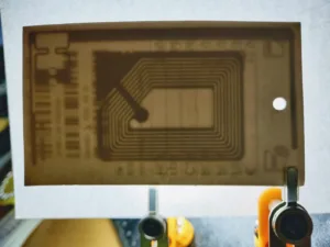 RFID anténa s cívkou a čipem integrovaná do oděvní visačky
