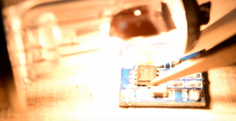 Halogenová žárovka osvětluje elektronickou desku při stavbě domácí hotair stanice